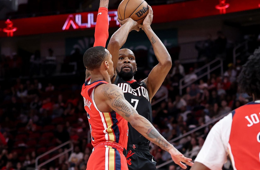 开云-NBA重大漏判！漏吹火箭关键时刻发球违例：杜兰特接球制胜一击